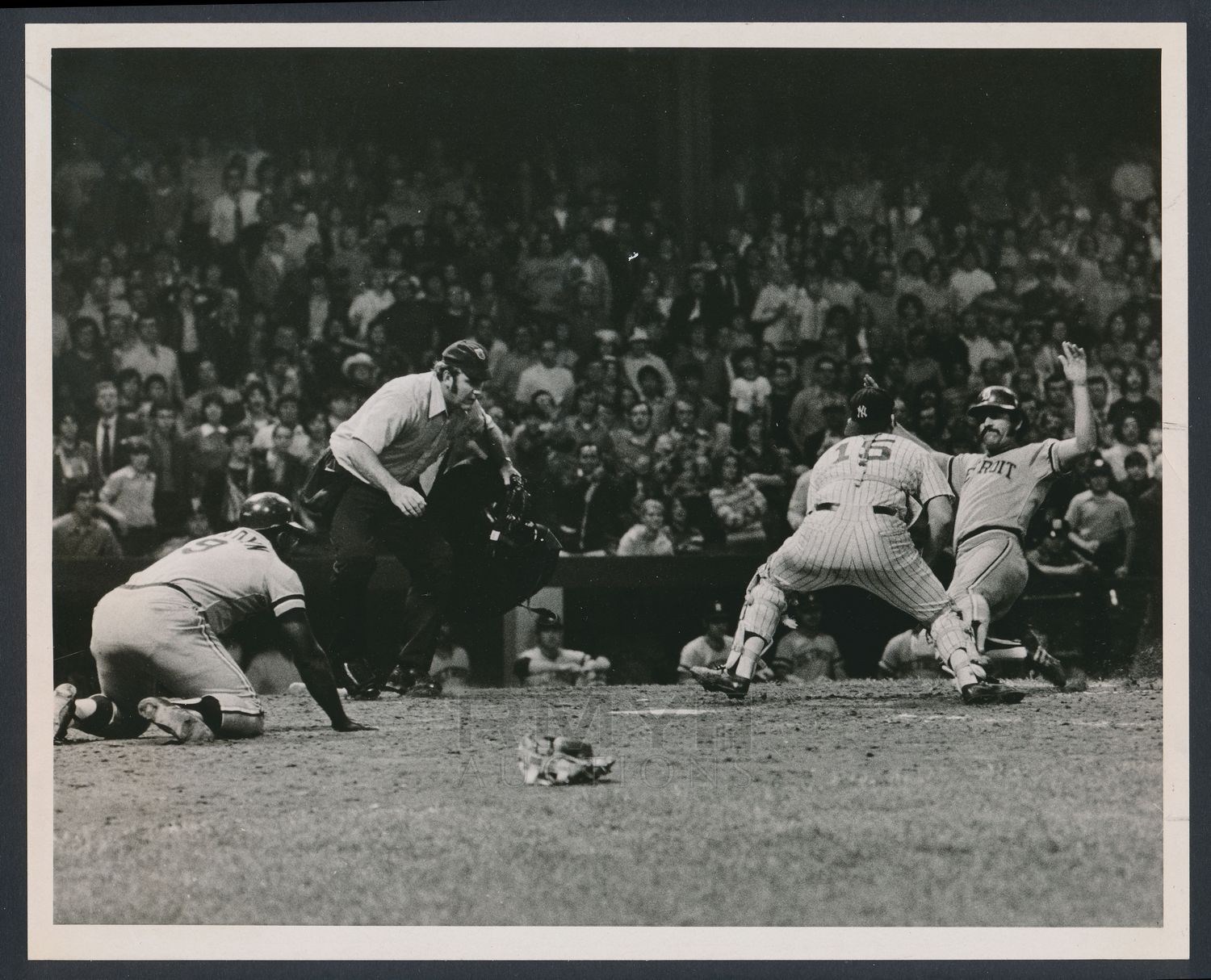 New York Yankees catcher Thurman Munson (15) blocks home plate as